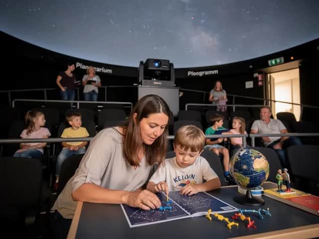 Das Geheimnis der Papierrakete im Planetarium