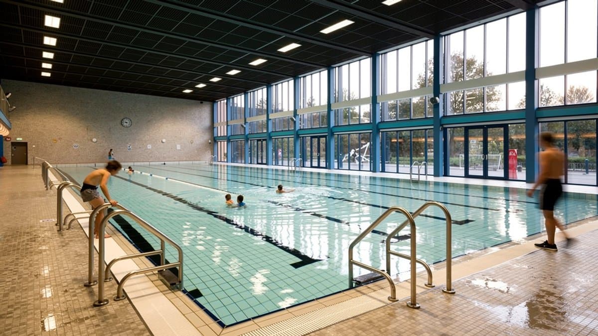 KI-generiertes Bild zu Schwimmbad St. Pauli