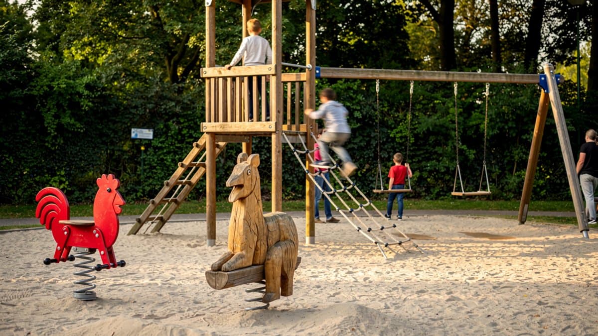KI-generiertes Bild zu Spielplatz am Appelhoffweiher