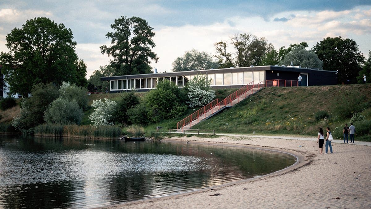KI-generiertes Bild zu Freibad Ostende