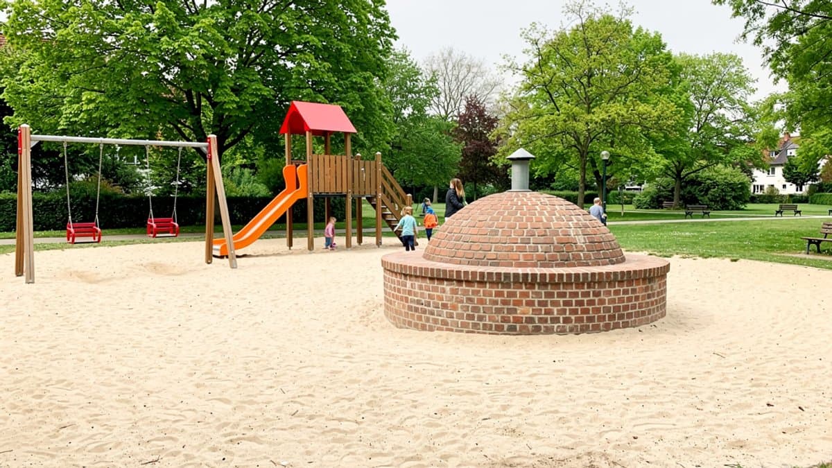 KI-generiertes Bild zu Spielplatz Königskinder