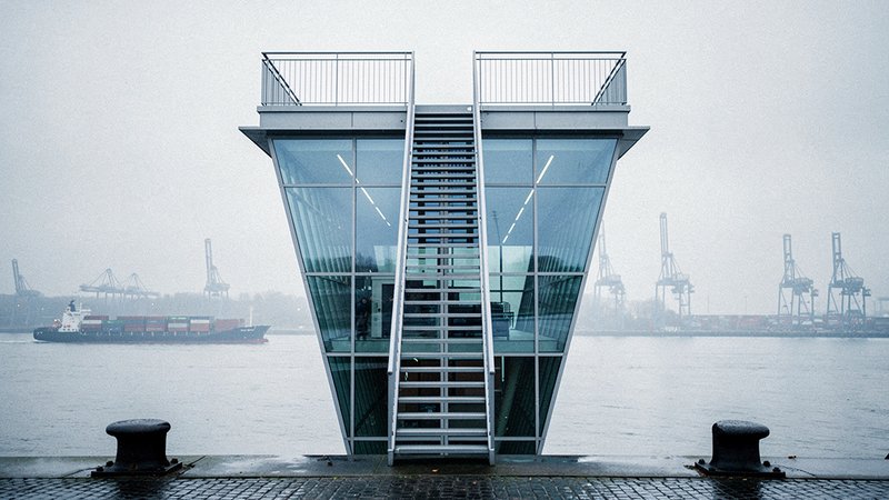 Rund 140 Stufen bis zur Aussichtsplattform — oben ist der Blick über Elbe und Hafen umsonst.